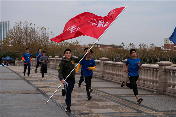1607673498980923.jpg 图2:机动学子热情洋溢、奋力奔跑 .jpg