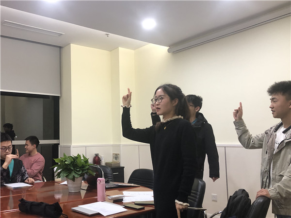 1619072709816199.jpg 1- 手语社成员带领大家做游戏.jpg
