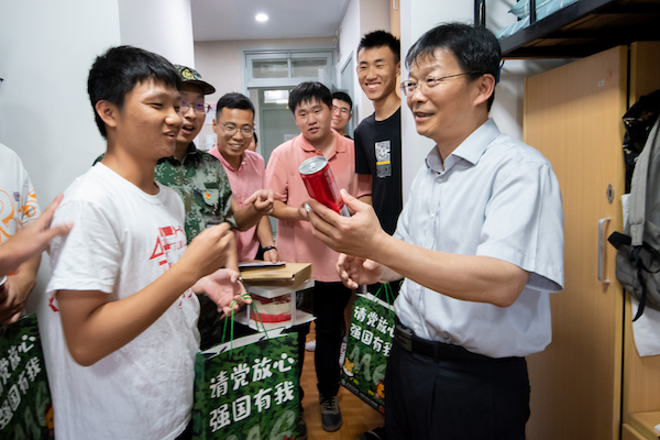1631180634555597.jpg 图三 学院领导、班主任与思政教师为学生送上慰问礼包.jpg