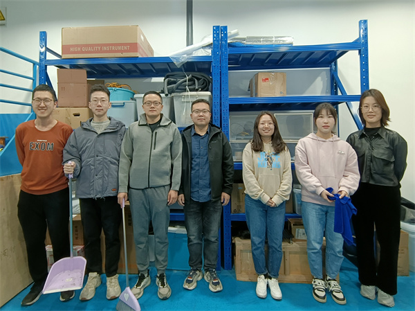 图3 工热所董威老师课题组学生党员清扫澳门十大正规电子游戏入口C楼152实验室合影.jpg